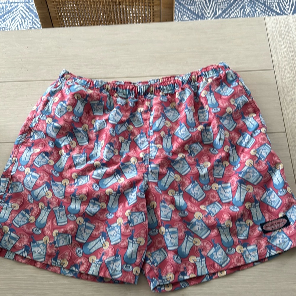 Vineyard Vines men’s XL bathing suit - cocktails